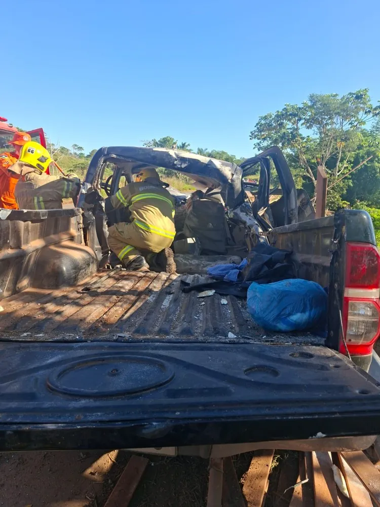 TRAGÉDIA NA BR-364 - Carreta carregada de madeira tomba sobre caminhonete e mata três pessoas em Jaru 

